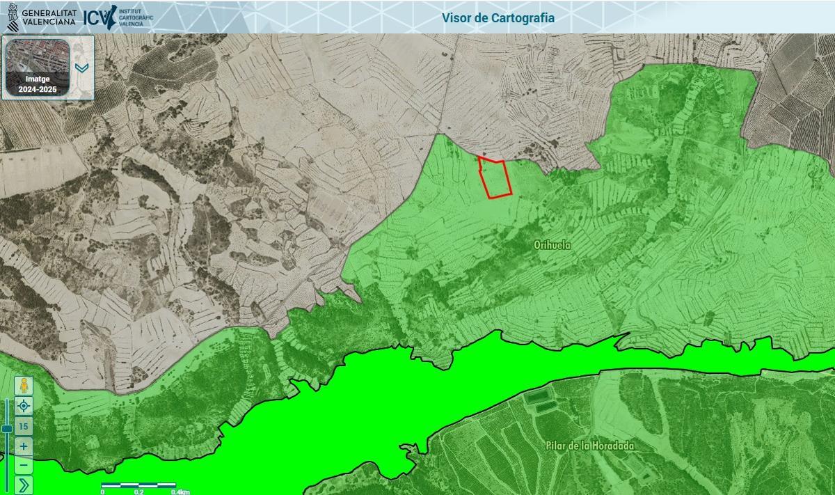 La zona en obras es la parcela delimitada mediante una línea de color rojo. La zona verde suave es la zona IB del PORN, la verde más intensa la zona IA (es la cuerda de Sierra Escalona).
