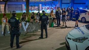 La Guardia Urbana desalojando la plaza de Castilla