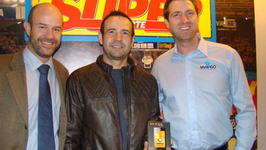 José Sáez, junto a Pablo Rodríguez, director comercial de SUPER y Jonatan Fatelevich, General Manager de Mywigo Smartphones.