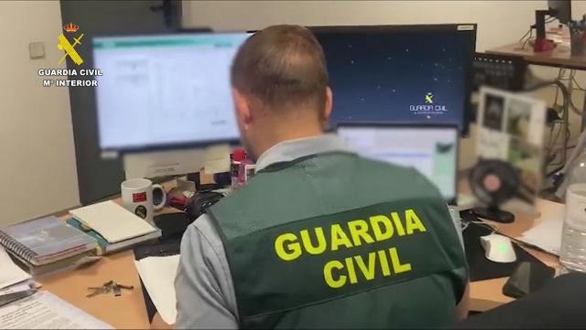 Un agent de la Guàrdia Civil durant la investigació.