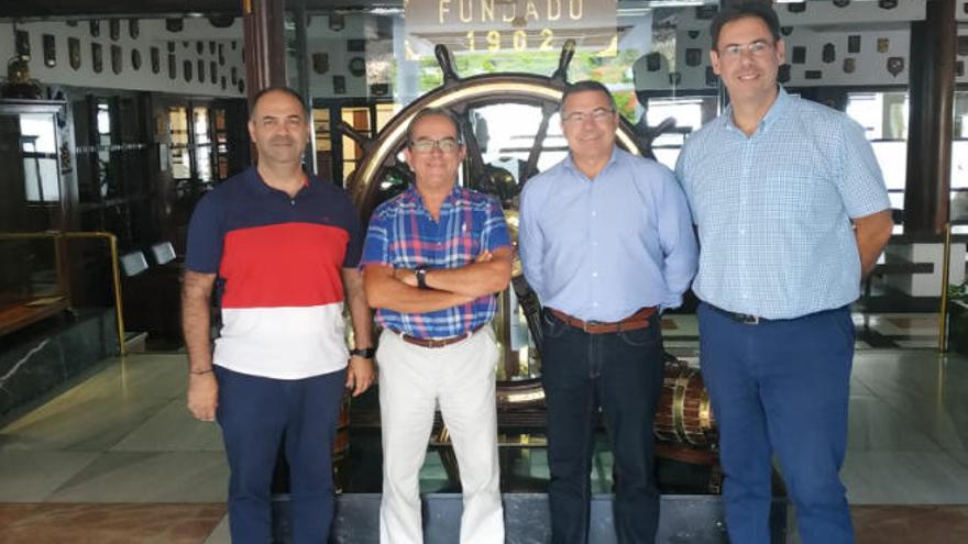 Los responsables directivos y deportivos del Canarias y el Náuticom tras el acuerdo.