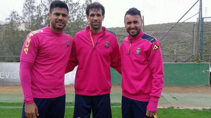 Aythami, Valerón y Momo posan tras el entrenamiento de ayer de la UD Las Palmas.