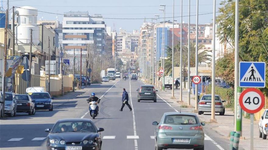 Una furgoneta golpea a un motorista en Hermanos Bou y lo lanza  metros