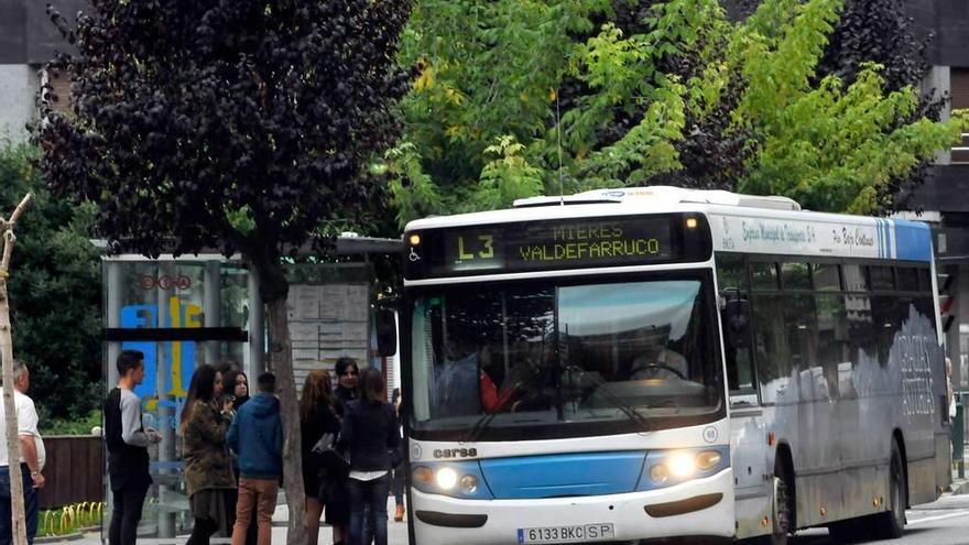 Un autobús de Emutsa, en la parada de la calle Manuel Llaneza.