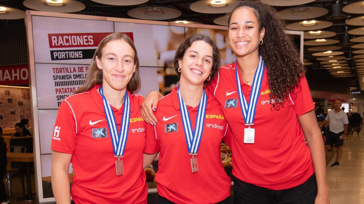 Las tres internacionales sub-18 del Valencia Basket posan con sus valiosas medallas de plata