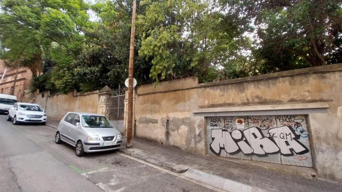 La entrada de la finca del barrio del Coll que el Ayuntamiento de Barcelona ha acordado expropiar.