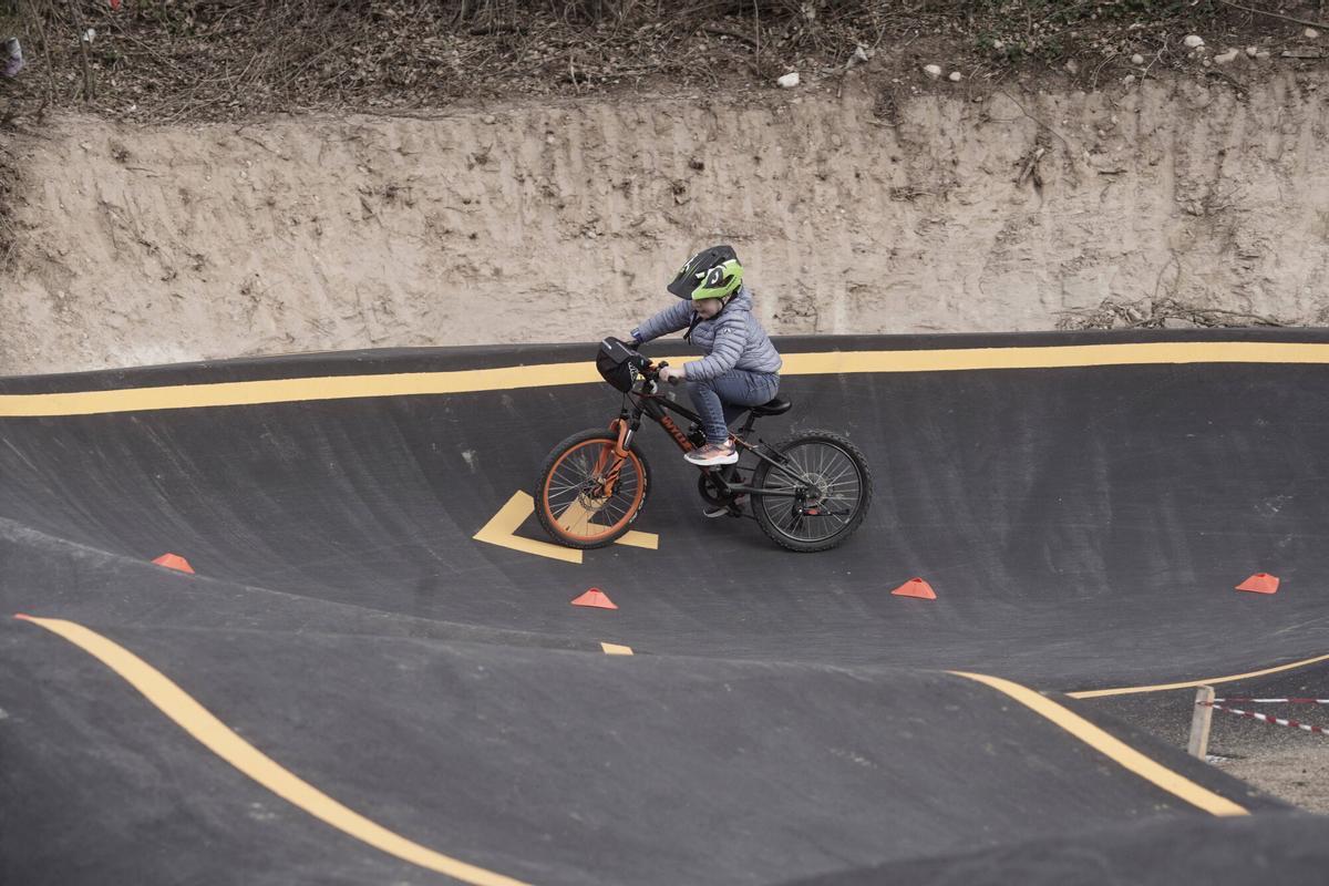 Imatge de l'acte inaugural de la nova pista de pump track de Gironella, en imatges