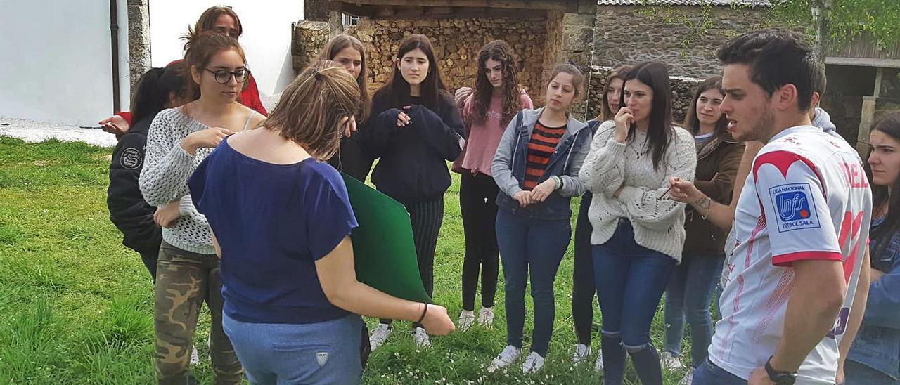 Patricia Martínez de Aloumiña en el último curso de tiempo libre que impartieron, en Boqueixón.