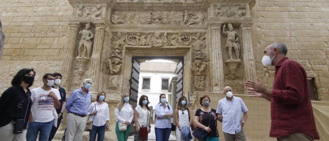 Un grupo escucha las explicaciones sobre la restauración de la fachada del Palacio de los Páez de Castillejo.