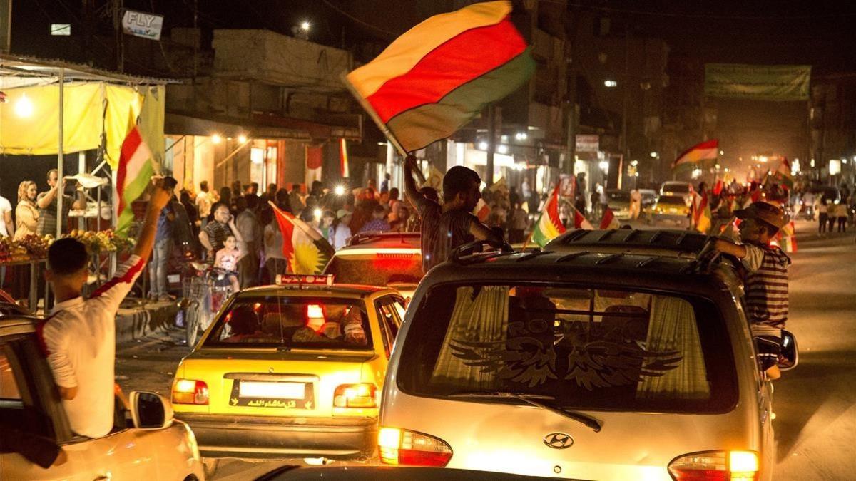 Kurdos sirios celebran con banderas del Kurdistán la victoria del 'sí' en el referéndum, en Qamishli (norte de Siria), el 25 de septiembre.