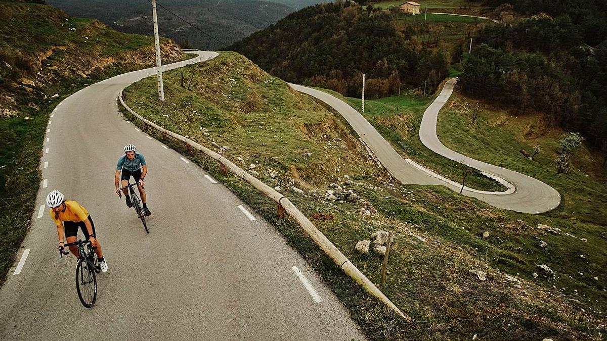 Uns ciclistes fent una de les etapes que tenen lloc a la Vall de Lord