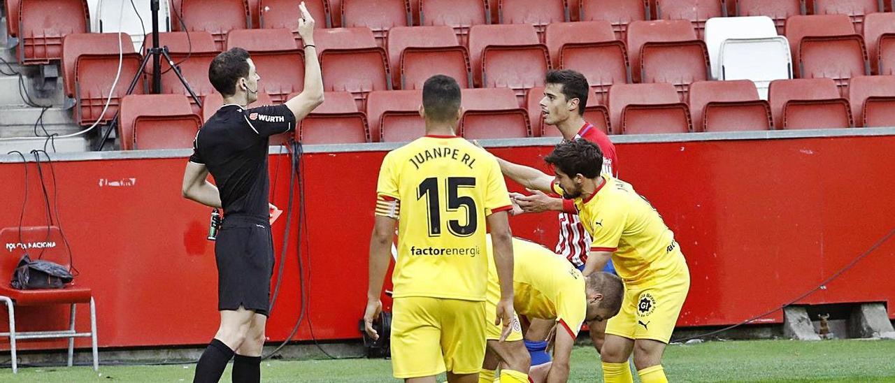 El colegiado Muñiz Ruiz expulsa a Gaspar frente al Girona.