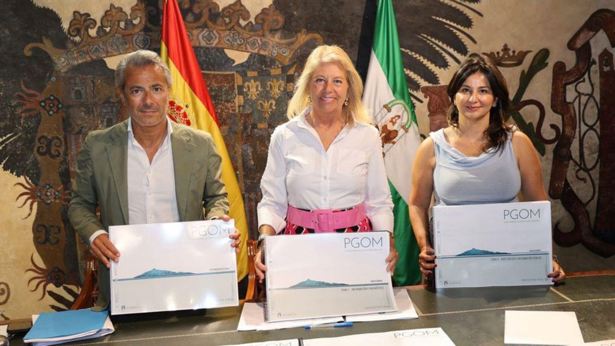 La alcaldesa, ayer, muestra parte de los documentos del planeamiento.