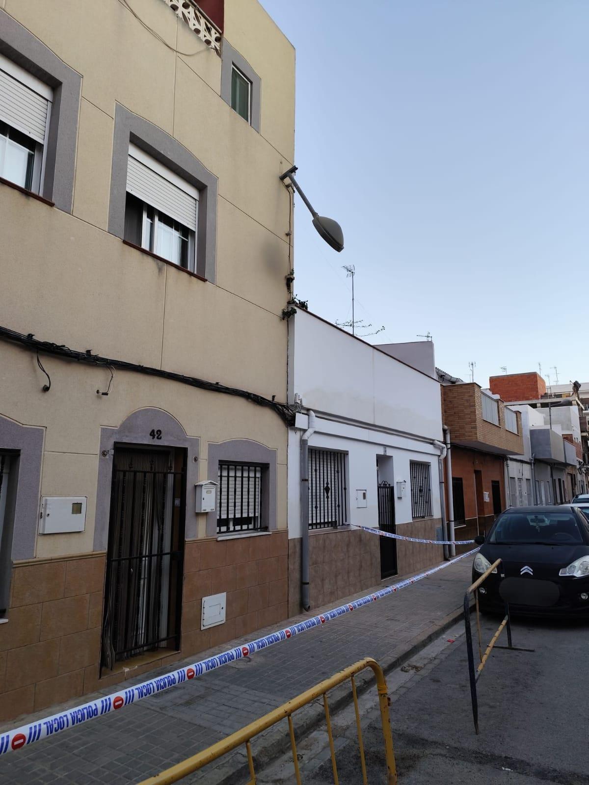 Farola suelta en el Port de Sagunt.