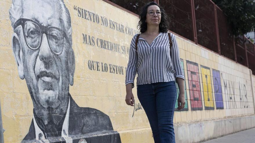 Susana, amiga y compañera de batallas de Illueca, militó con el candidato de Unides Podem en distintos colectivos. A la derecha, una imagen de una de esas asambleas que acabó convirtiéndoles en amigos.  | FOTOS DE M. Á. MONTESINOS