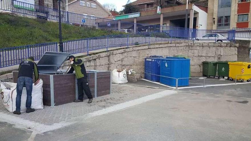 El primer compostero comunitario de As Neves en el aparcamiento de la calle Esperanza. // D.P.
