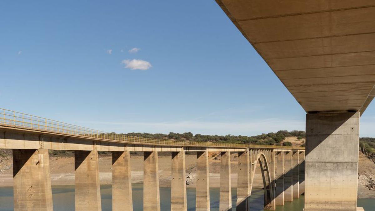 A la izquierda, antiguo puente de Manzanal al descubierto como consecuencia de la bajada del embalse de Ricobayo. | José Luis Fernández