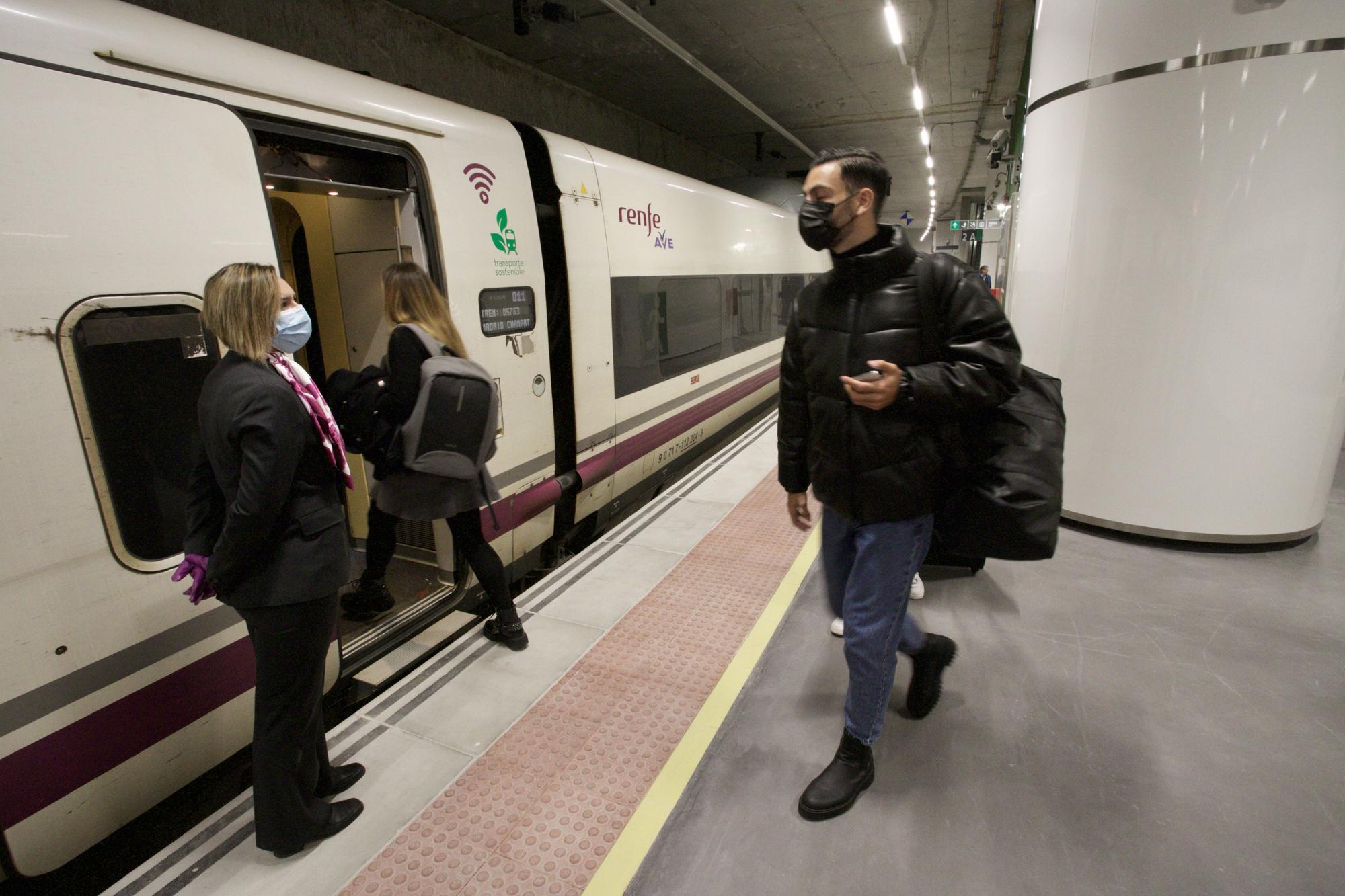 Así ha sido el primer día del AVE Murcia-Madrid y de Cercanías Avant en la estación del Carmen