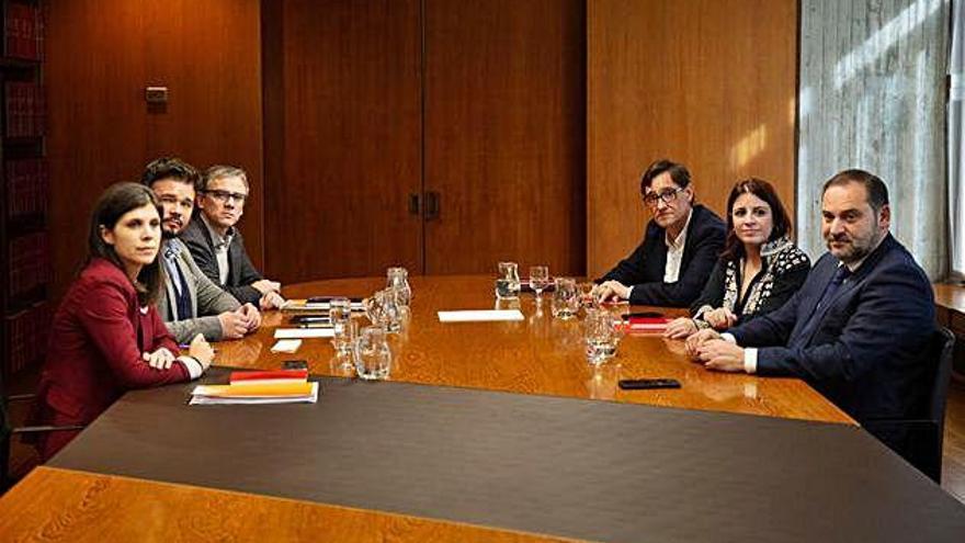 Els participants en la tercera reunió entre PSOE i ERC, abans de l&#039;inici del diàleg.