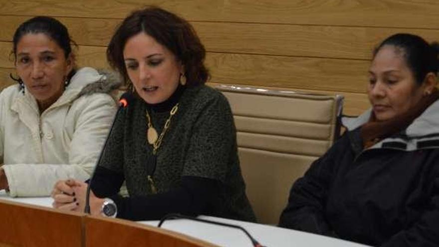 La alcaldesa Sandra González entre las dos mujeres hondureñas. // C.T.