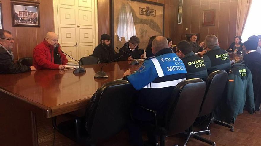 Asistentes al encuentro en el Ayuntamiento de Mieres, ayer.