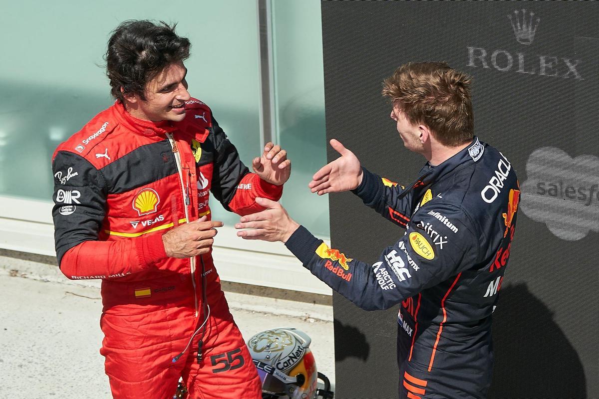 El segundo clasificado, el piloto español de Fórmula 1 Carlos Sainz, de la Scuderia Ferrari, conversa con el primer clasificado, el holandés Max Verstappen, de Red Bull Racing, tras el Gran Premio de Fórmula 1 de Canadá , este 19 de junio de 2022. (Fórmula Uno) EFE/EPA/Andre Pichette