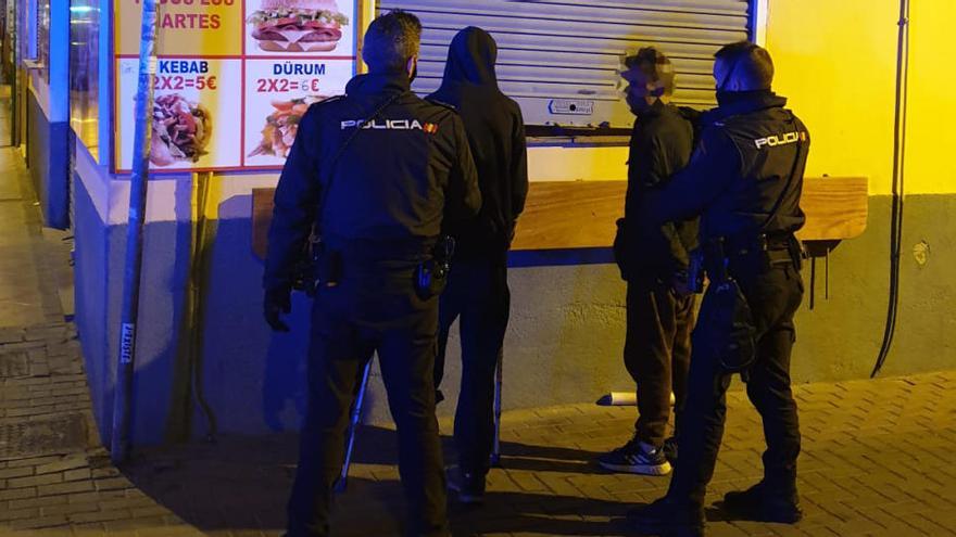 Agentes en la puerta del local.