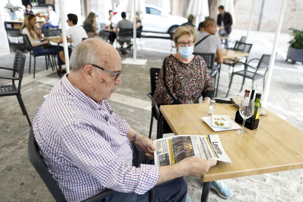 La gente disfruta en las terrazas de Gandia.