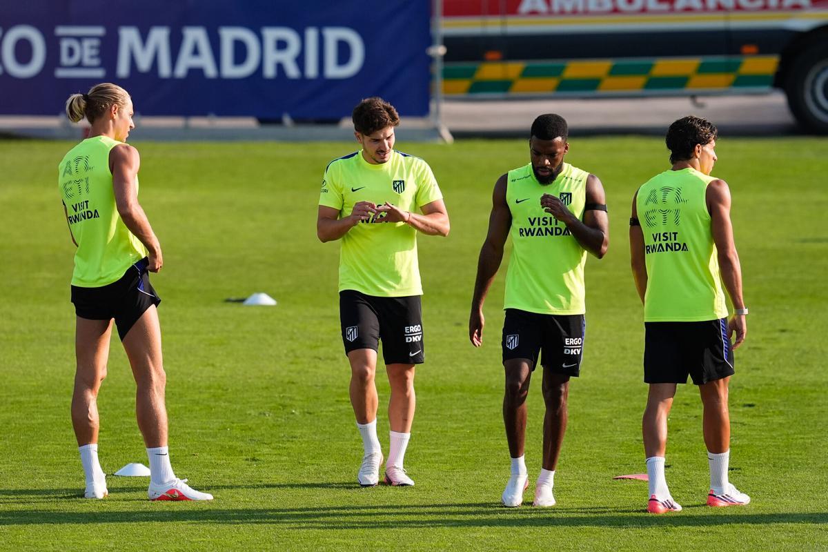 Julián Álvarez se entrena este miércoles con el Atlético.