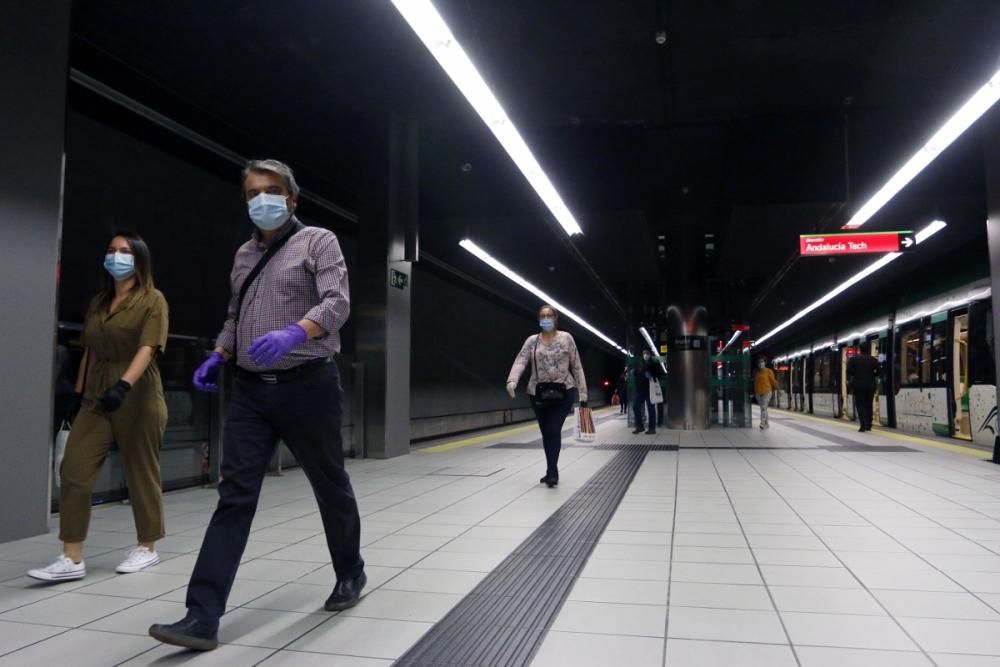 Medidas de seguridad y reparto de mascarillas en el metro de Málaga.