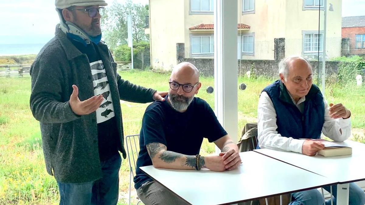 Francisco Fernández Naval presentou en Fisterra o seu novo libro 'Ser