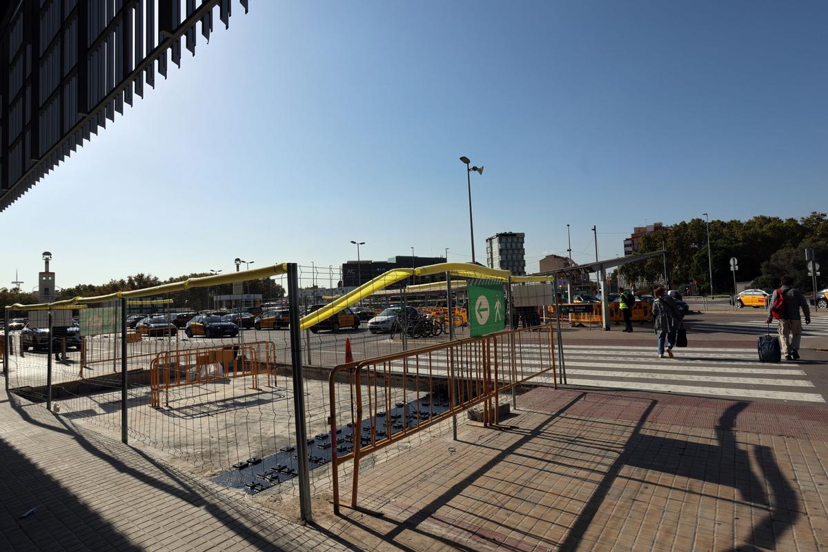 Barcelona 14/10/2025 Barcelona Reportaje de los obras de la estación de Sants, que ocasionan mucho ruido, así como la zona interior del hall con las tiendas cerradas. FOTO DE RICARD CUGAT