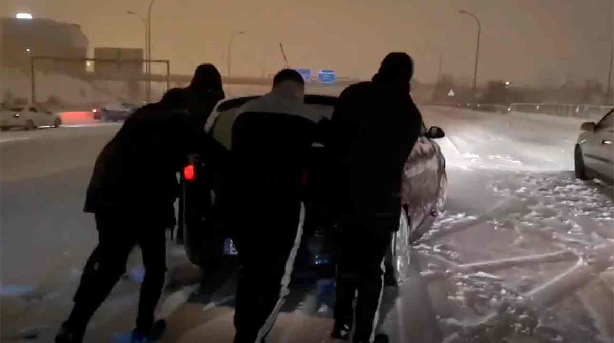 ¡Los jugadores del Rayo ayudan a los coches atascados en la carretera por la nieve!