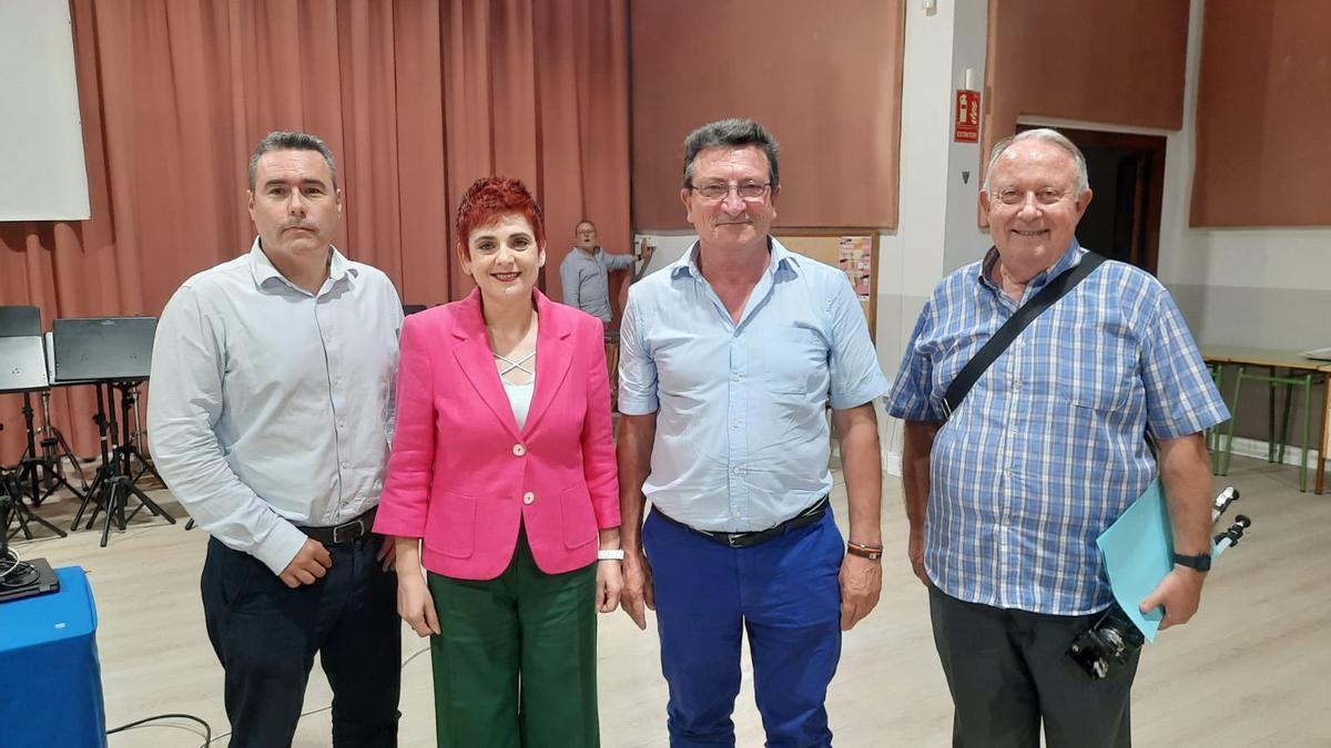 Amalia Esquerdo, de Compormís, con los organizadores, Josep Mª Tarazona y Joan J. Baixauli, y el conferenciante Vicent Gavarda.