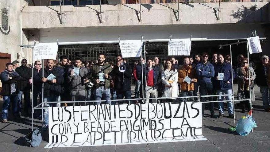 Concentración de los vendedores ambulantes en Praza do Rei. // A.I.