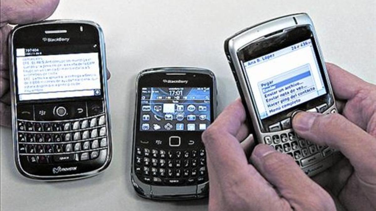 Colgadas 8 Tres modelos de teléfono Blackberry.