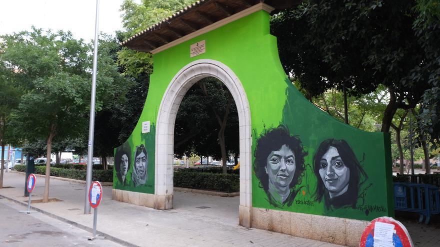 El Ayuntamiento de Palma, obligado a suspender la inauguración del mural que ha transformado la puerta del Parc de Ses Veles