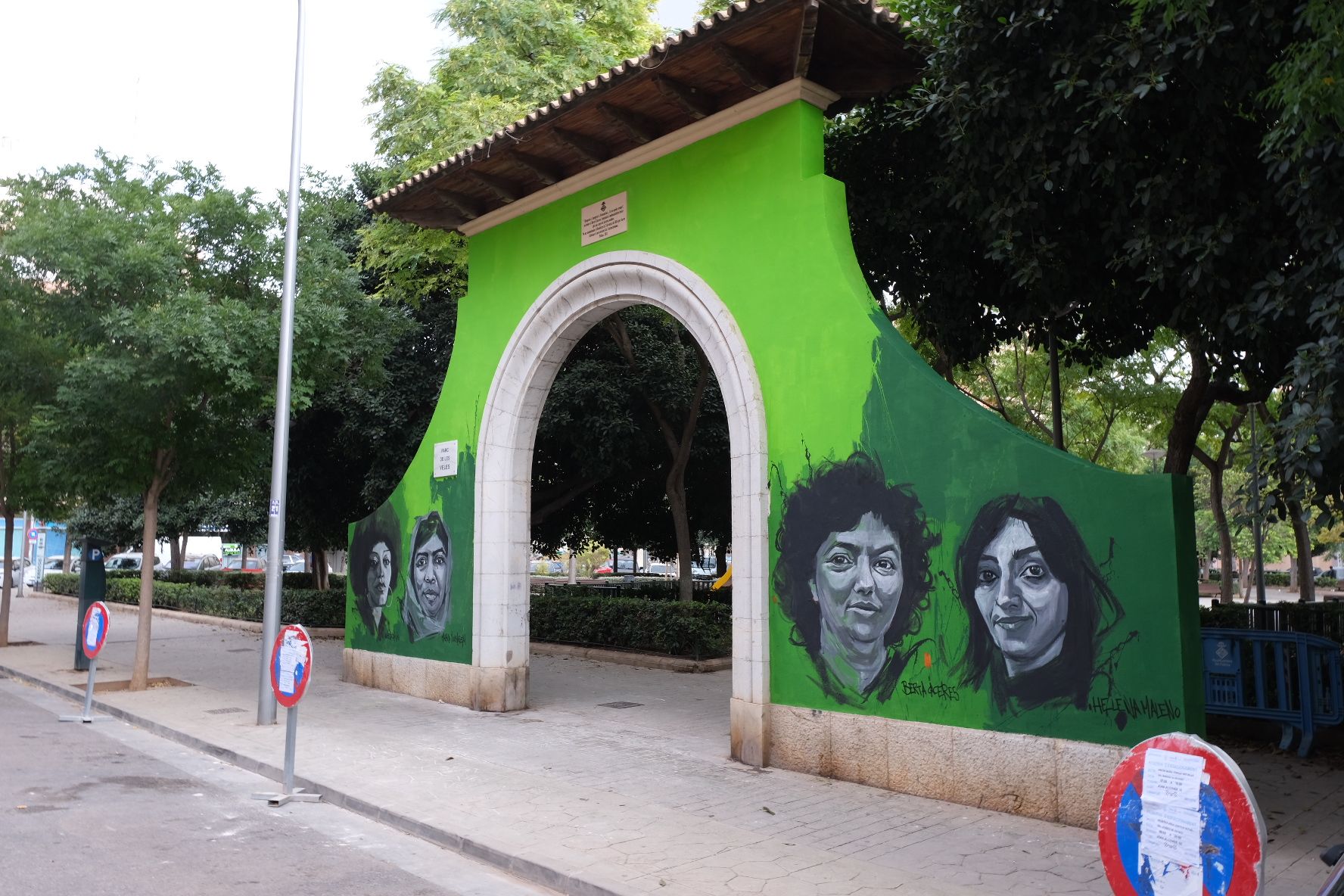 El Ayuntamiento de Palma permite que un mural transforme la histórica puerta del Parc de Ses Veles