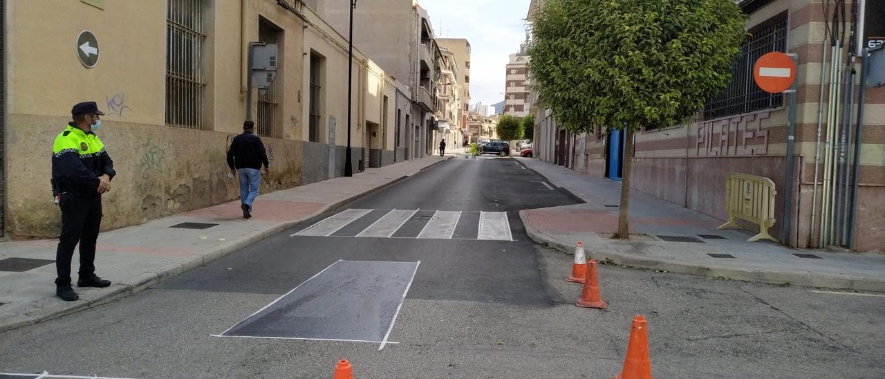 Un agente de la Policía Local controlando el tráfico en una de las calles afectadas por la reordenación vial.