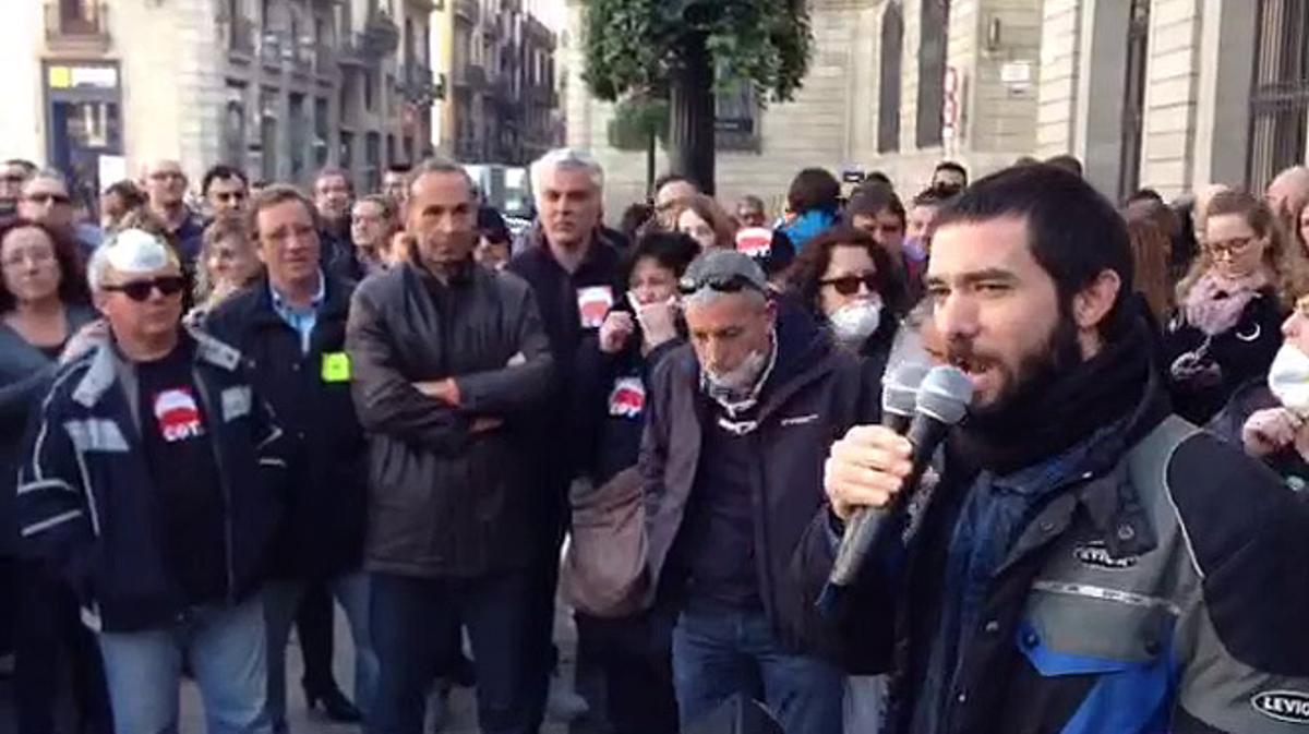 Els treballadors del metro s’han manifestat avui a la plaça de Sant Jaume, coincidint amb la segona jornada de vaga del suburbà.