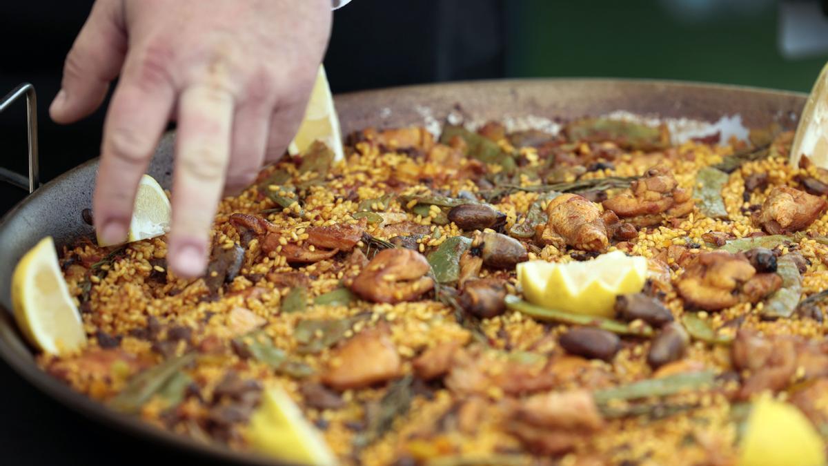 La paella del chef Vicente Rioja saldrá en una colección filatélica de Correos