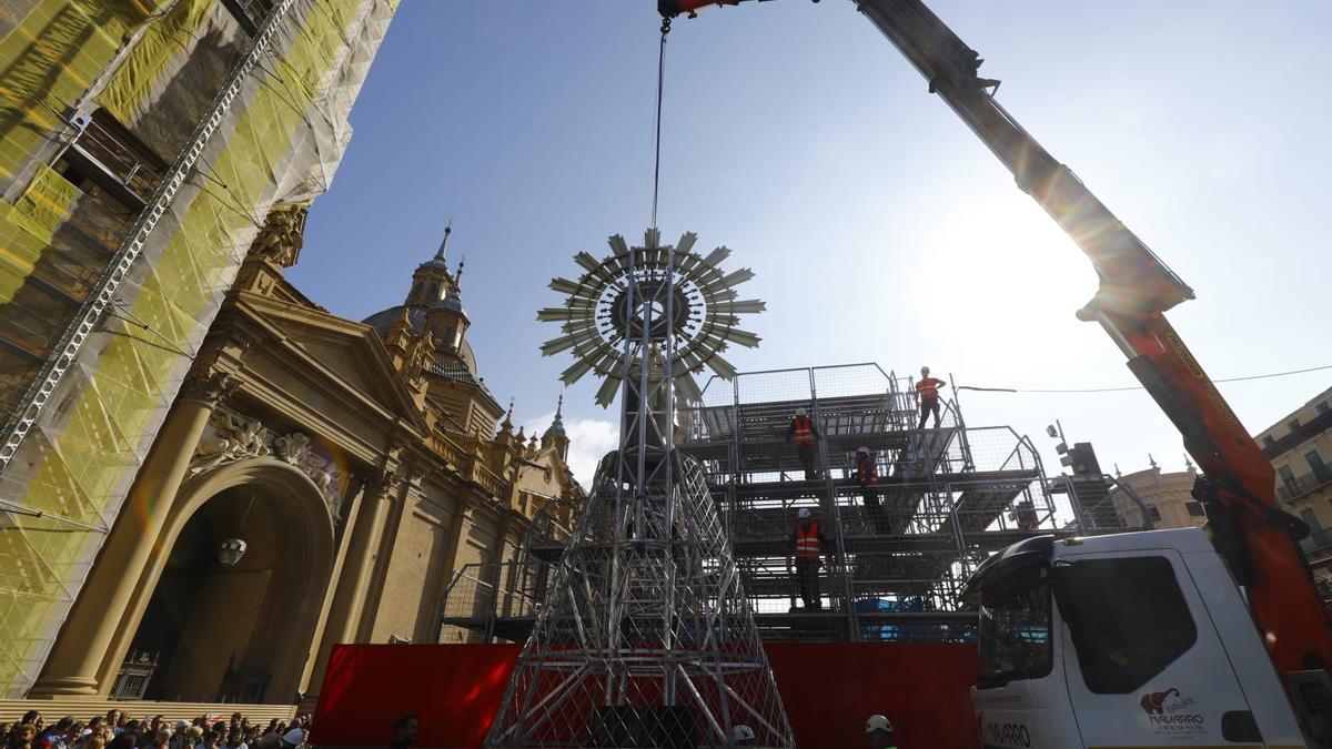 La Virgen ya preside la plaza del Pilar