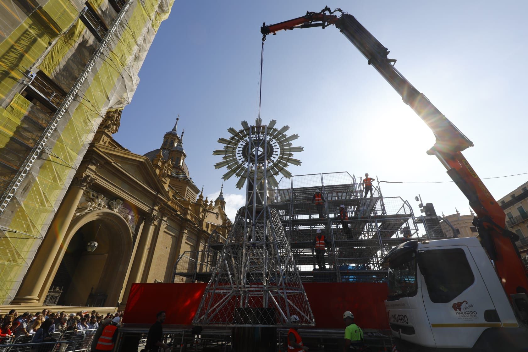 La Virgen ya preside la plaza del Pilar