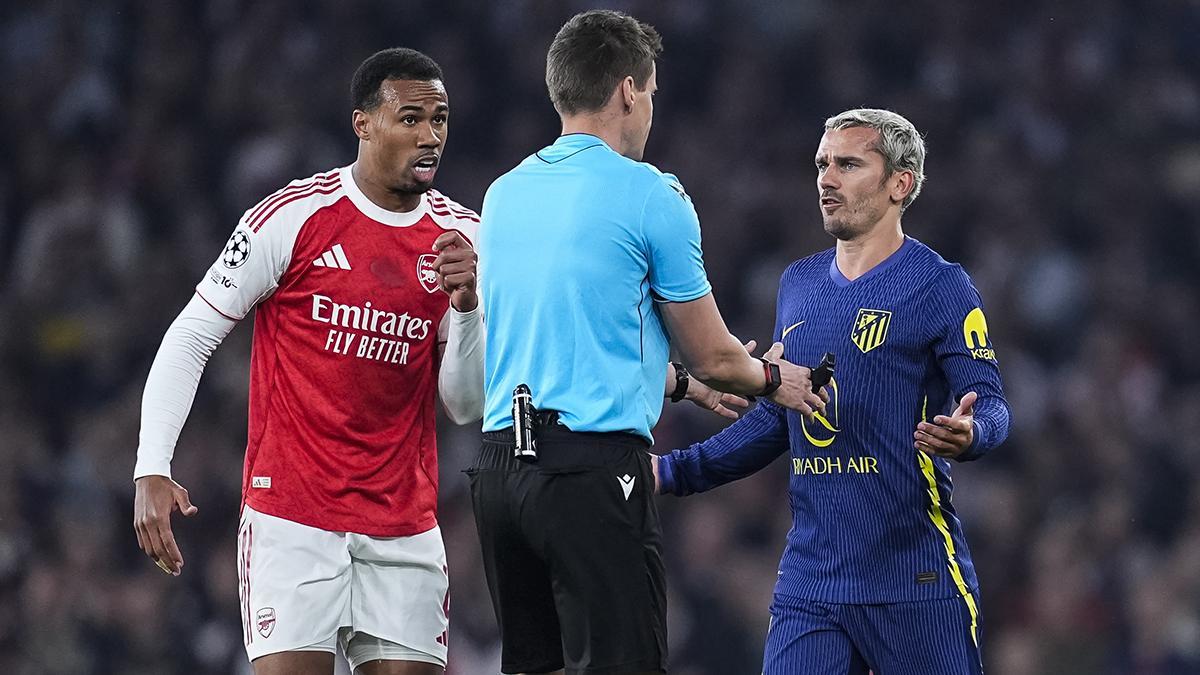 Gabriel del Arsenal FC y Antoine Griezmann del Atletico de Madrid protestan al árbitro Daniel Siebert