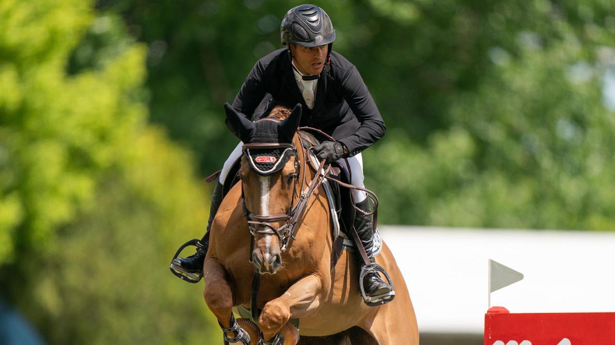 Ismael García, durante un salto.