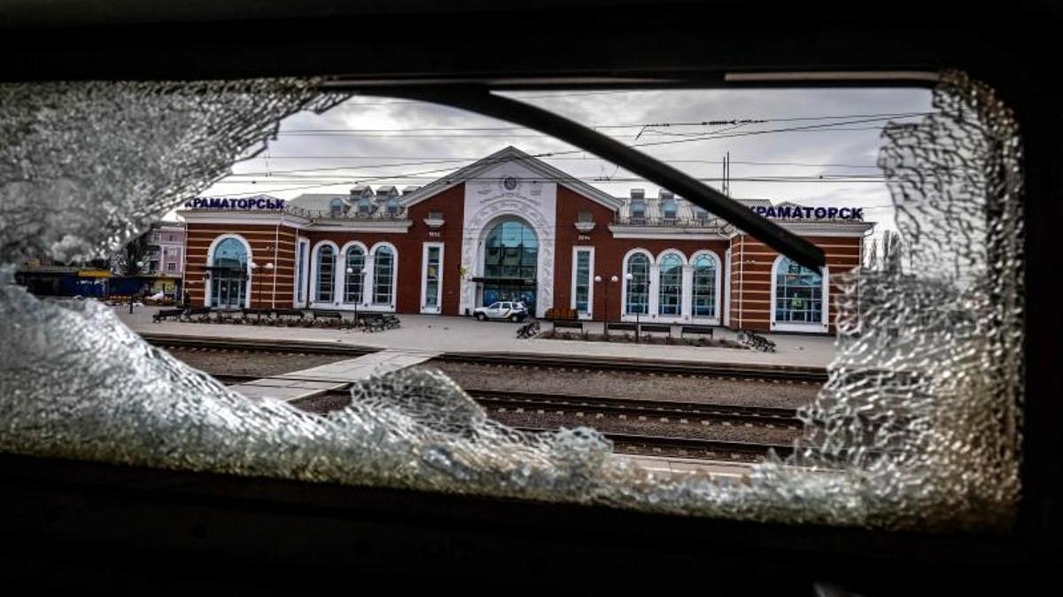 Esta fotografía tomada el 8 de abril de 2022 muestra la estación de tren, vista desde un vagón de tren, después de un ataque con cohetes en Kramatorsk, este de Ucrania