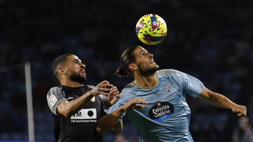 Paciencia controla el balón ante Mascarell con varios toques de cabeza. |  // R. GROBAS