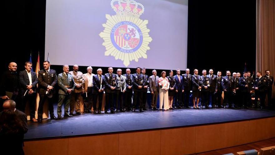 Condecorados y autoridades posaron al final del acto para una foto de familia. |   // RAFA VÁZQUEZ