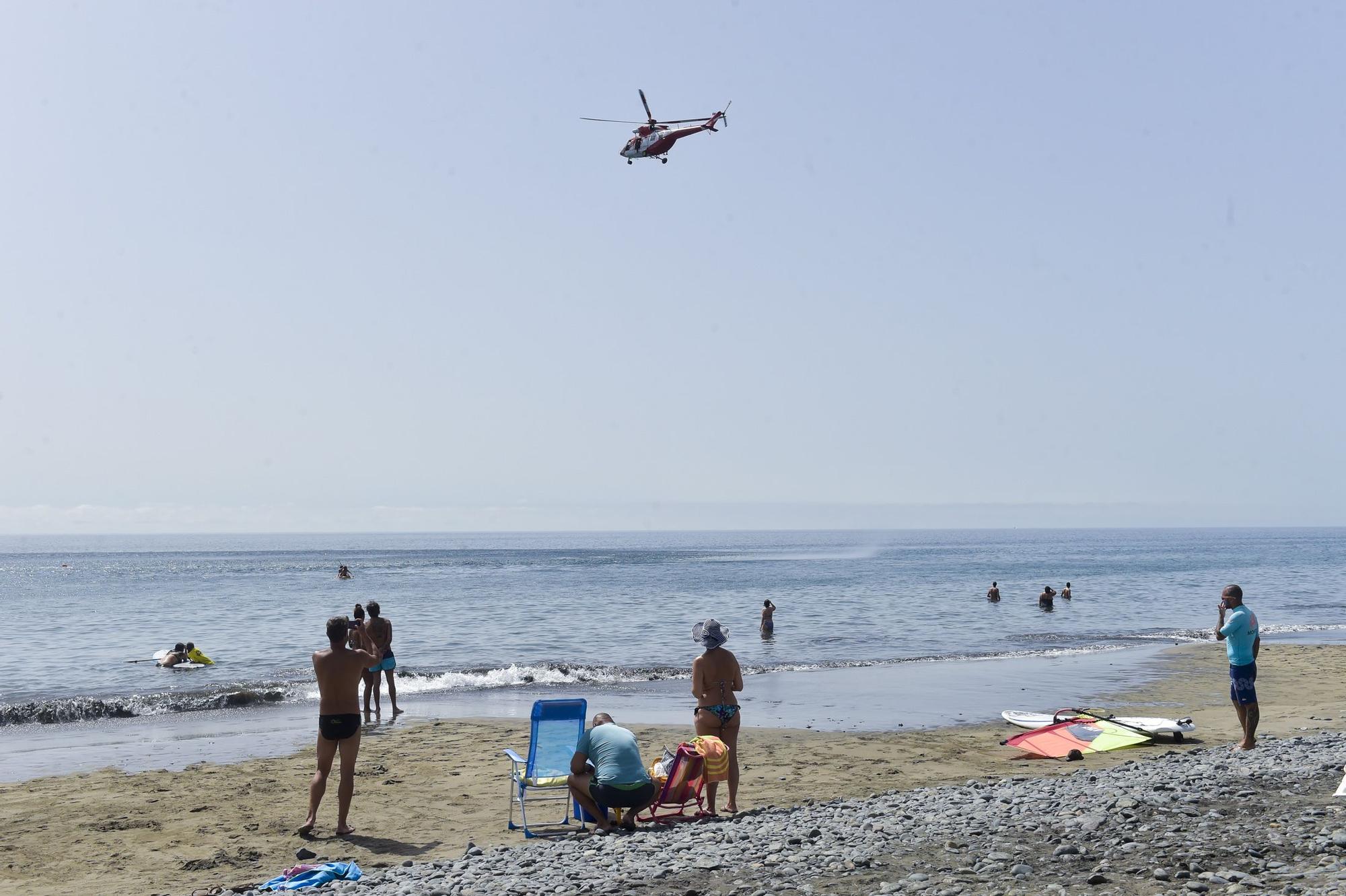 El helicóptero del GES rastrea Playa del Águila en la búsqueda del joven submarinista desaparecido (06/09/2021)