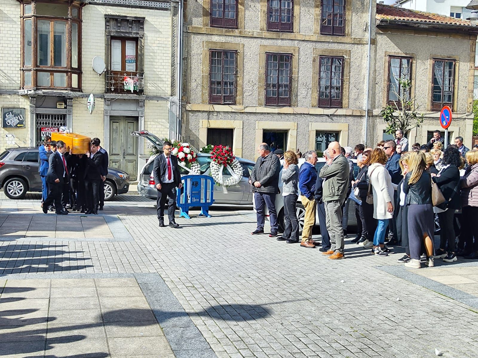 Sentido adiós a Daniel Diego Vigil en la Pola, con el féretro a hombros de sus amigos.